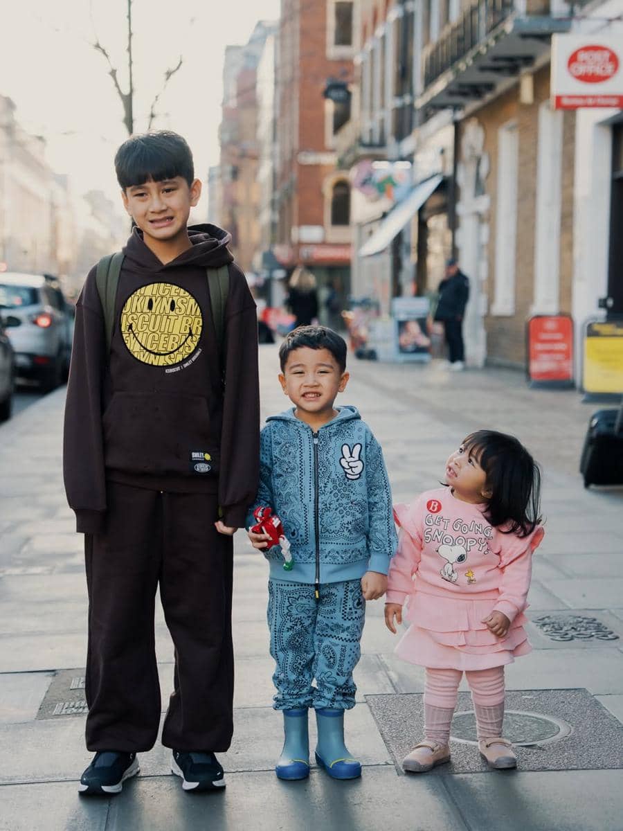 Trio R saat liburan ke London