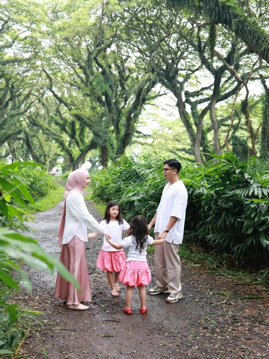 Keluarga Dwi Handayani main di Hutan De Djawatan, Banyuwangi.