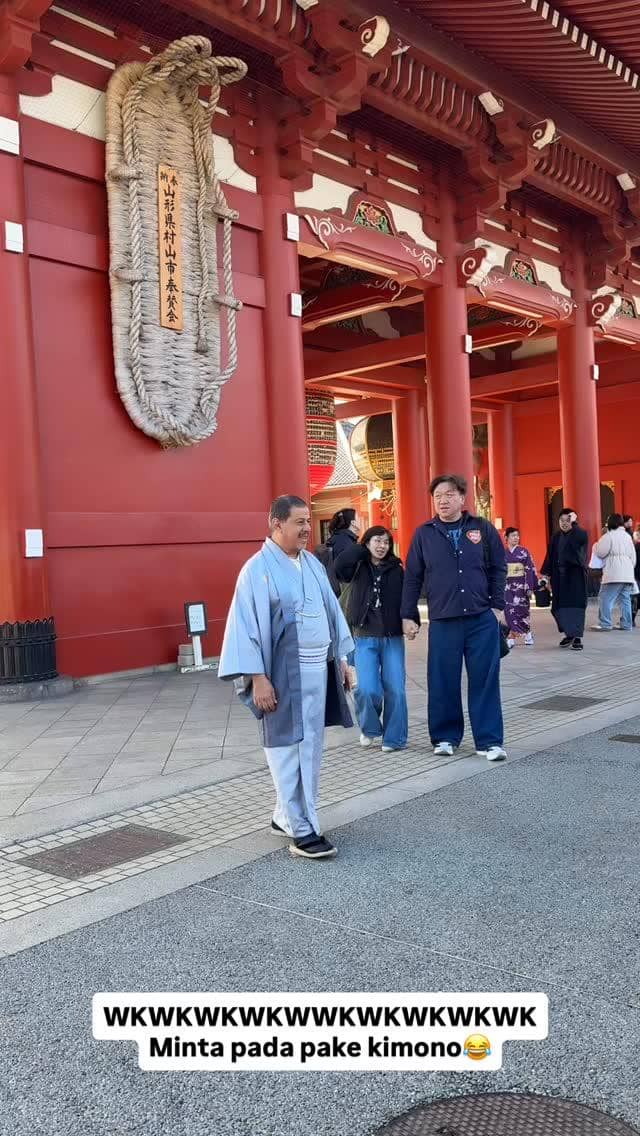 Pak Muh dan Mama Ida liburan di Jepang.