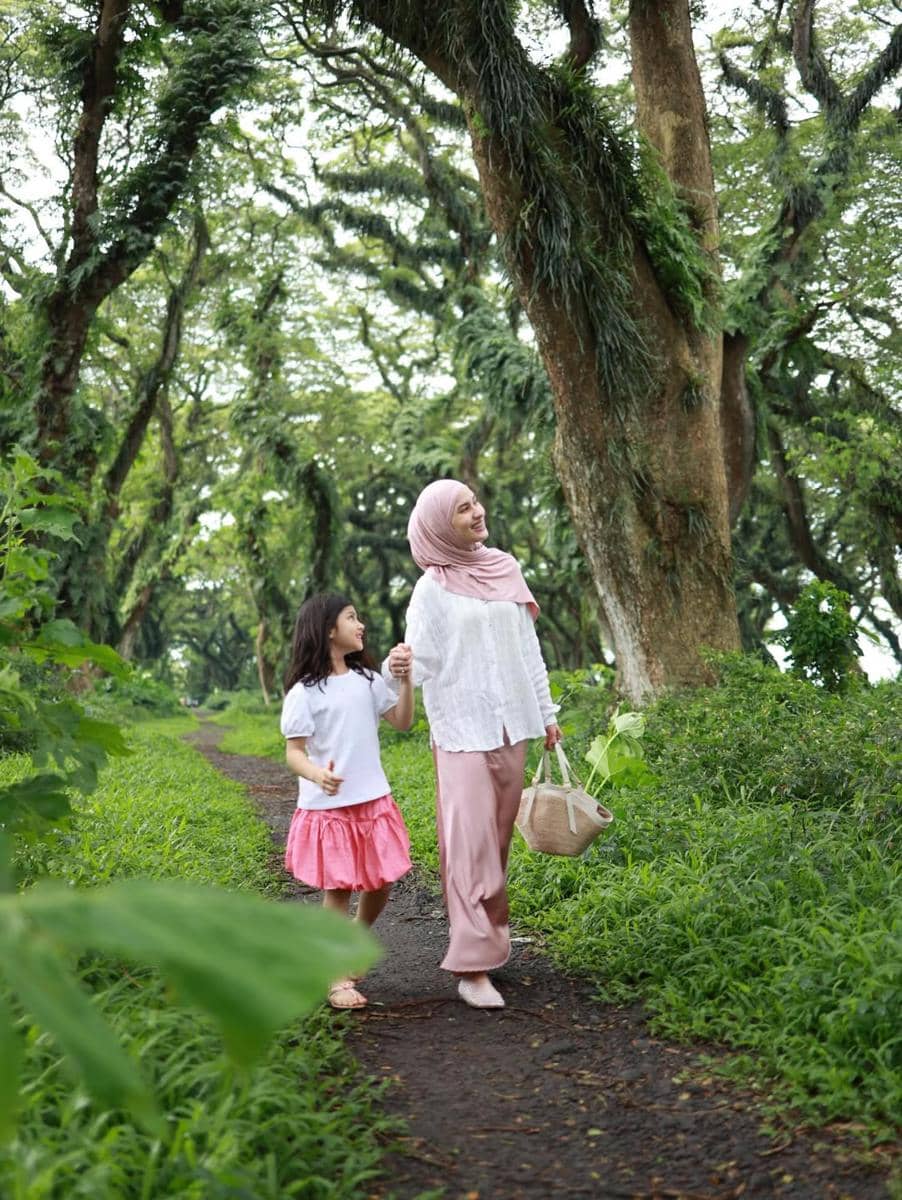 Keluarga Dwi Handayani main di Hutan De Djawatan, Banyuwangi.