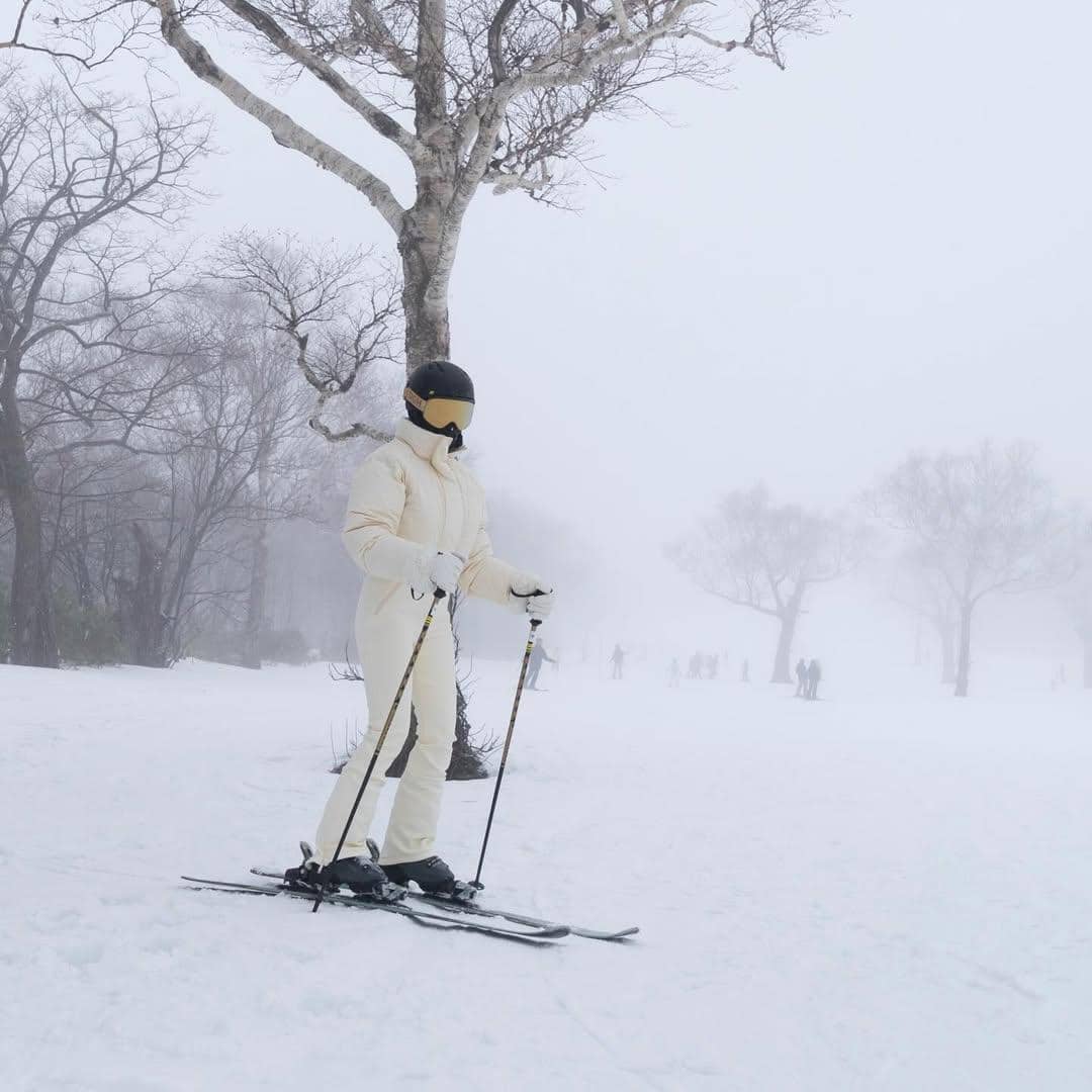 Cathy Sharon main Ski di Hokkaido.