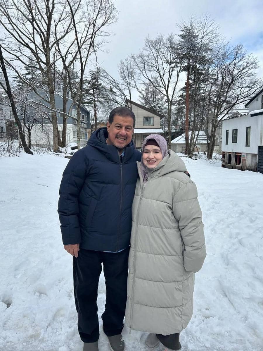 Pak Muh dan Mama Ida liburan di Jepang.