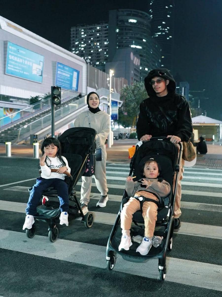 Keluarga Atta Halilintar liburan di Shenzhen, China.