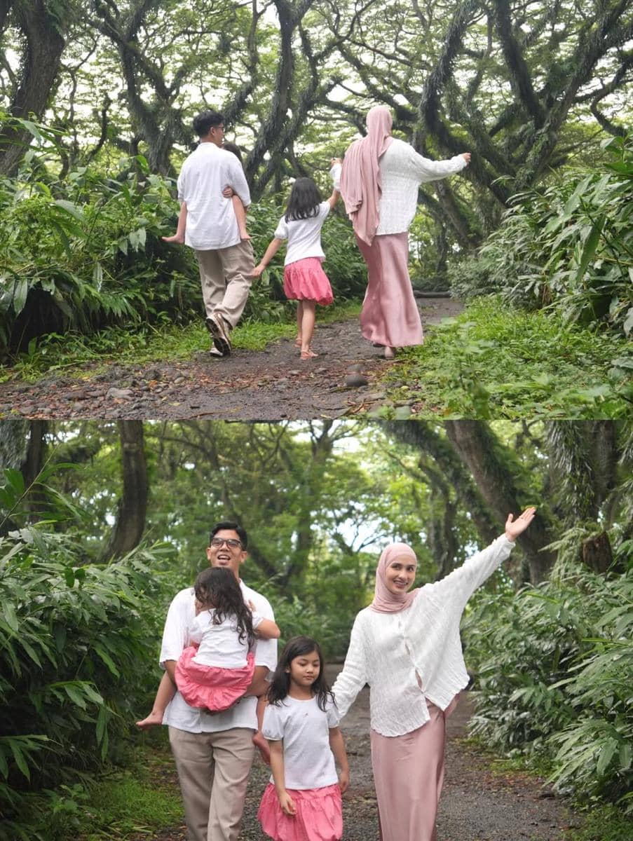 Keluarga Dwi Handayani main di Hutan De Djawatan, Banyuwangi.