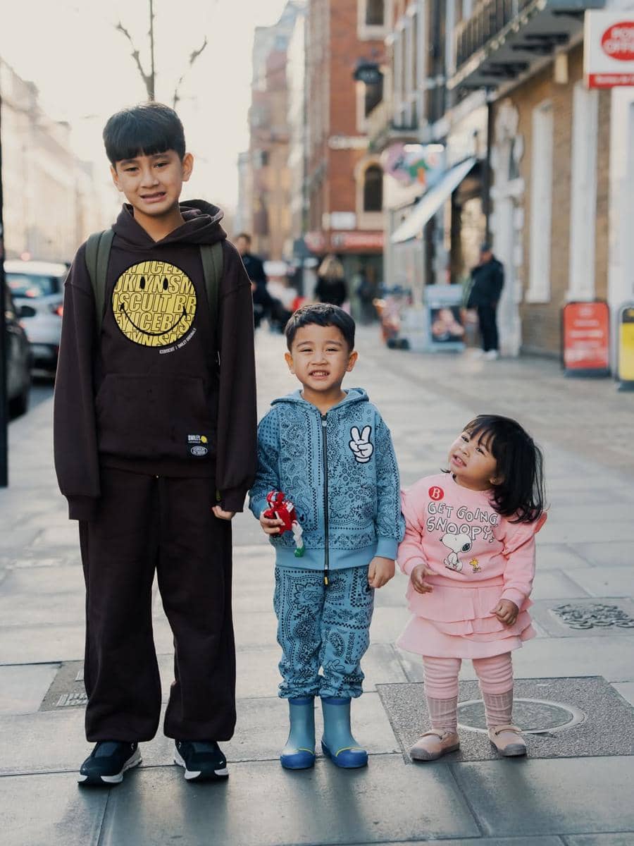 Trio R saat liburan ke London