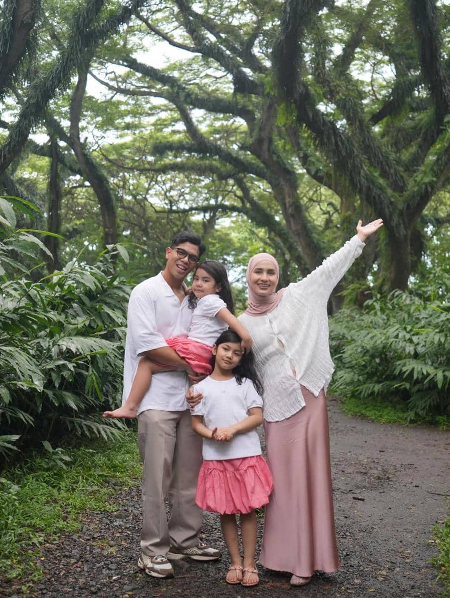 Keluarga Dwi Handayani main di Hutan De Djawatan, Banyuwangi.