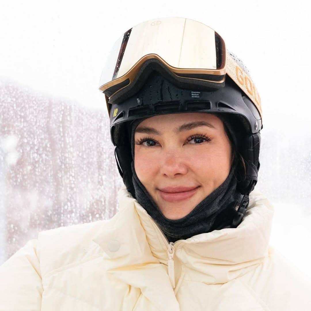 Cathy Sharon main Ski di Hokkaido.