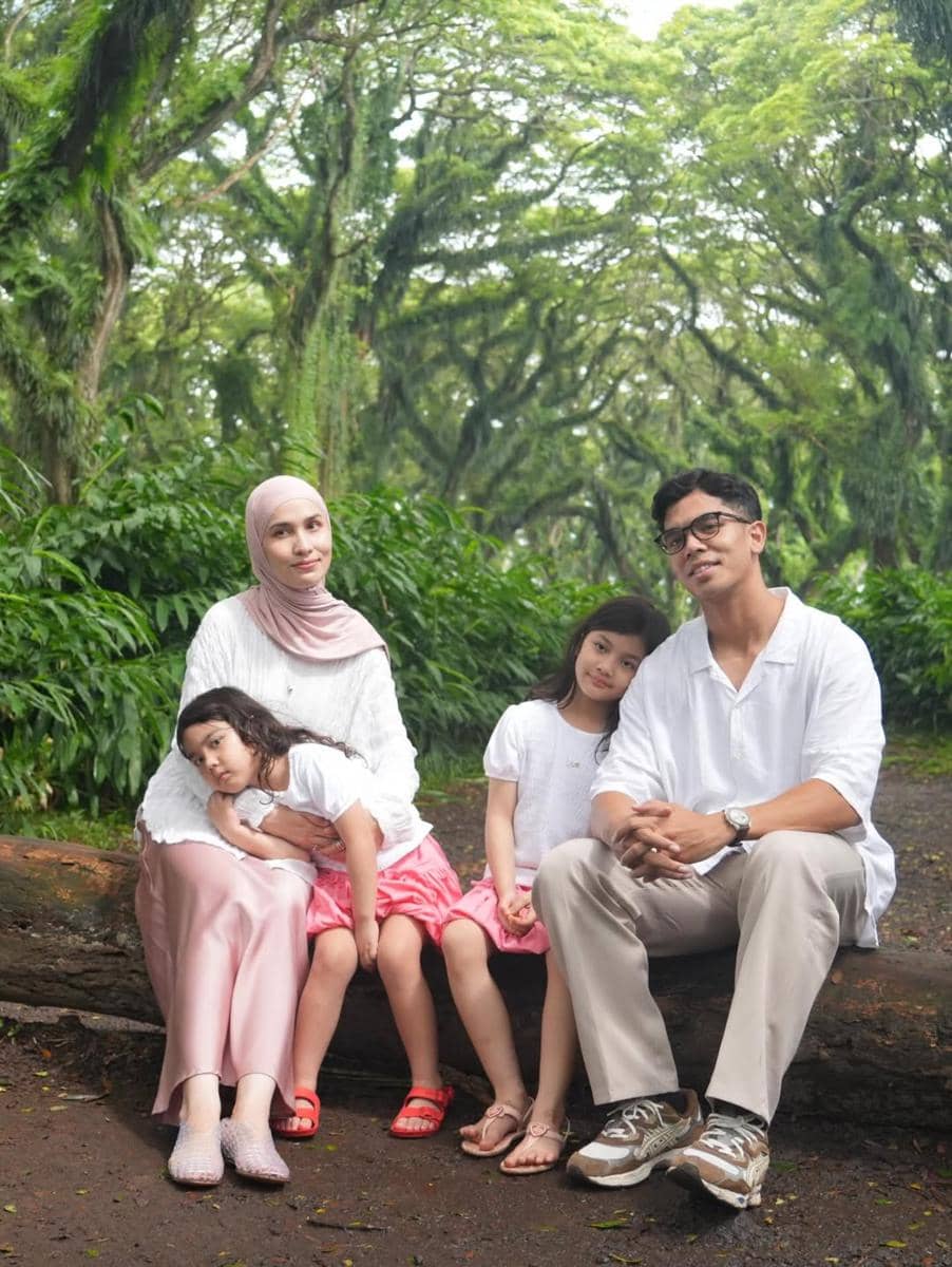 Keluarga Dwi Handayani main di Hutan De Djawatan, Banyuwangi.