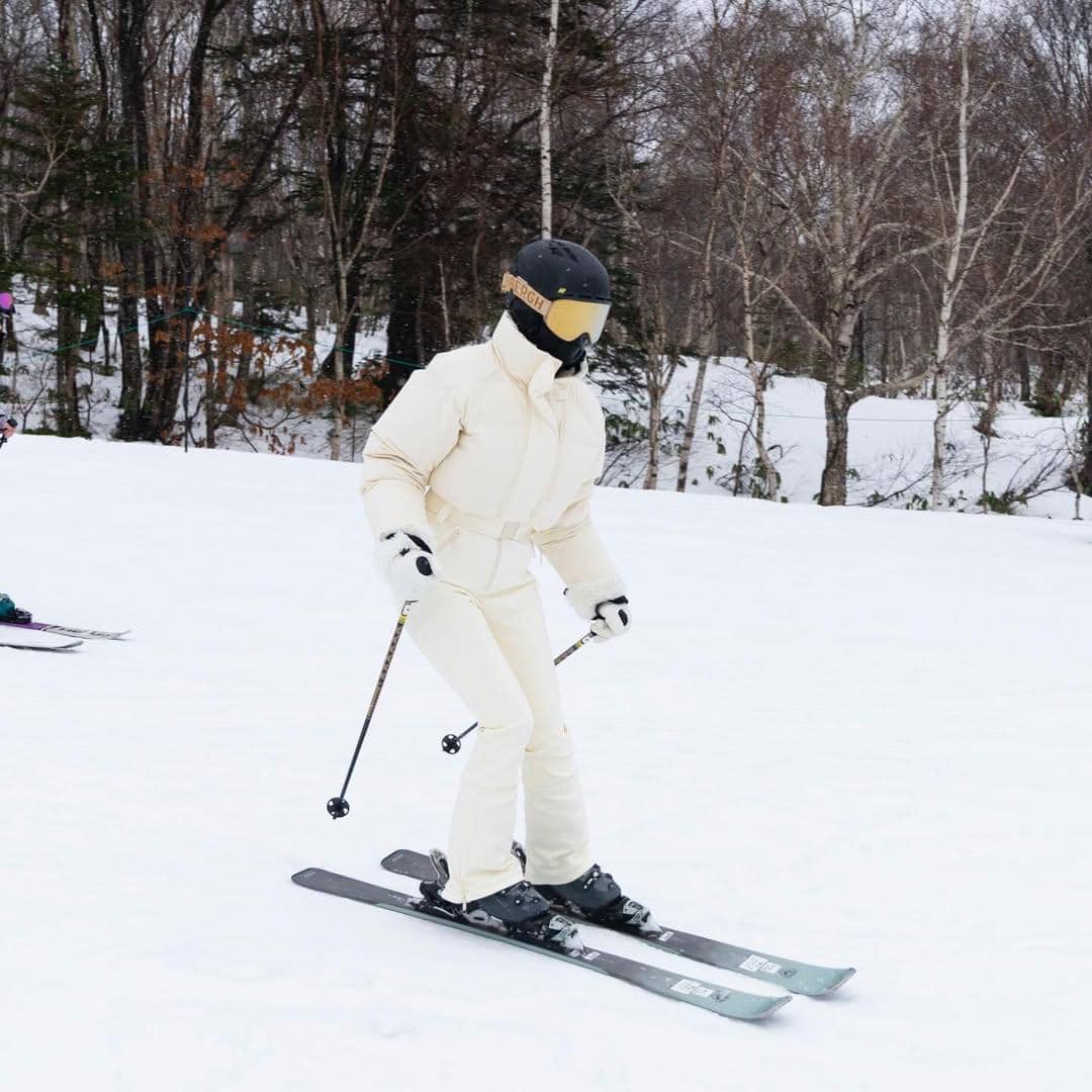 Cathy Sharon main Ski di Hokkaido.