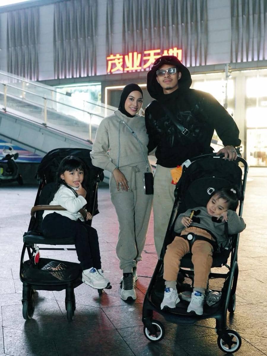 Keluarga Atta Halilintar liburan di Shenzhen, China.