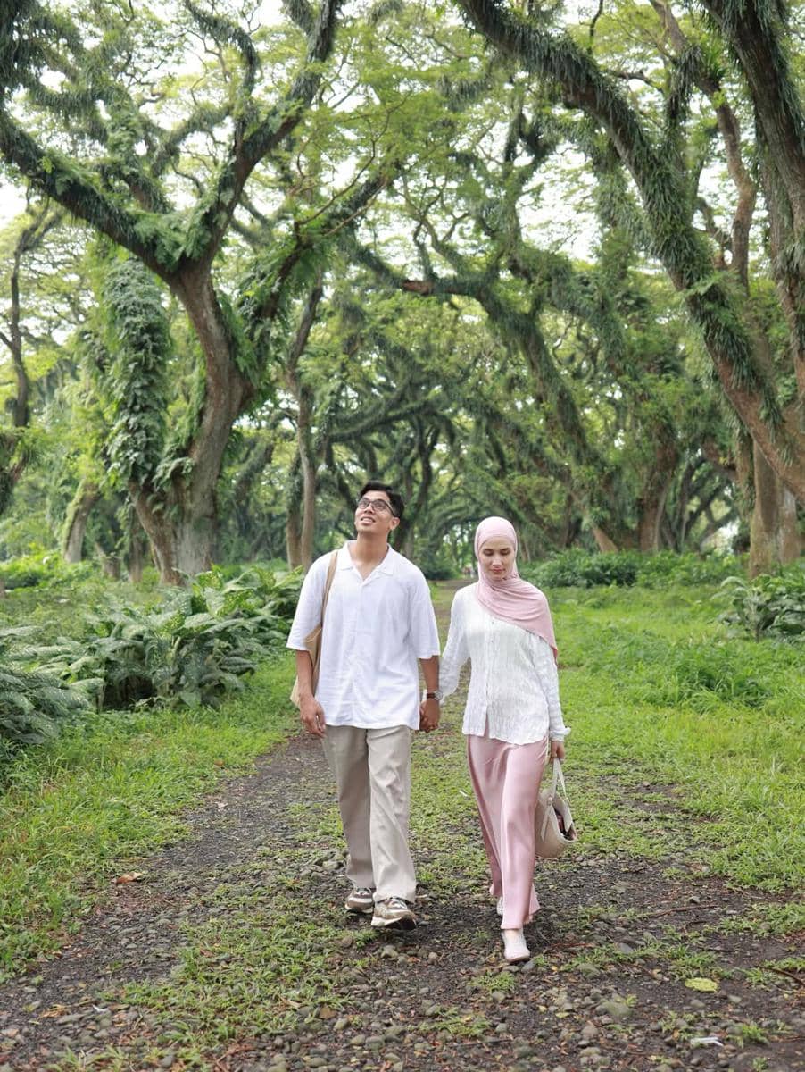 Keluarga Dwi Handayani main di Hutan De Djawatan, Banyuwangi.