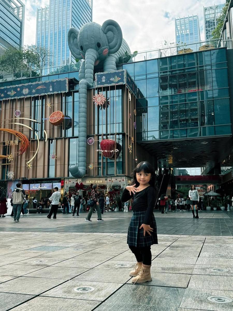 Keluarga Atta Halilintar liburan di Shenzhen, China.