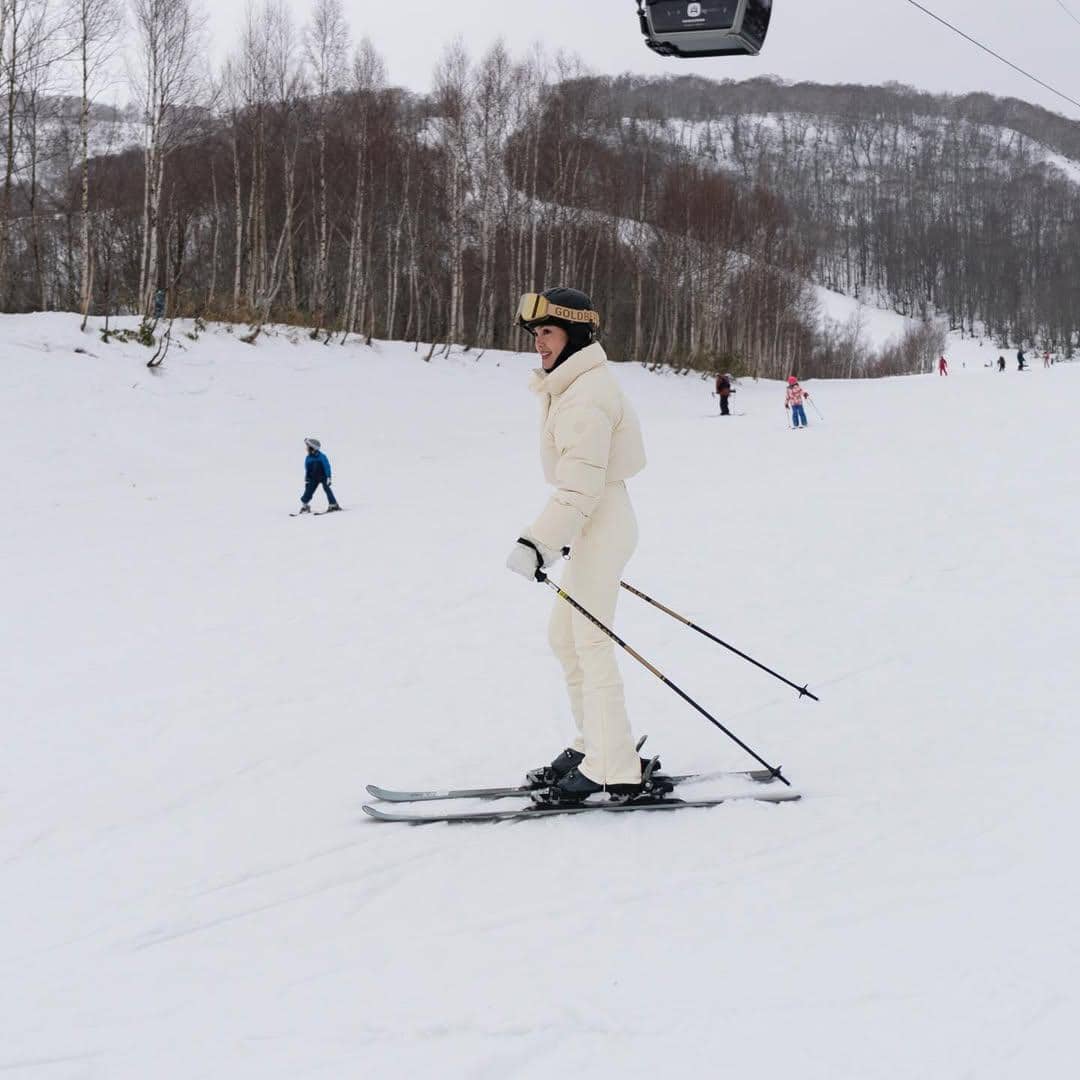 Cathy Sharon main Ski di Hokkaido.