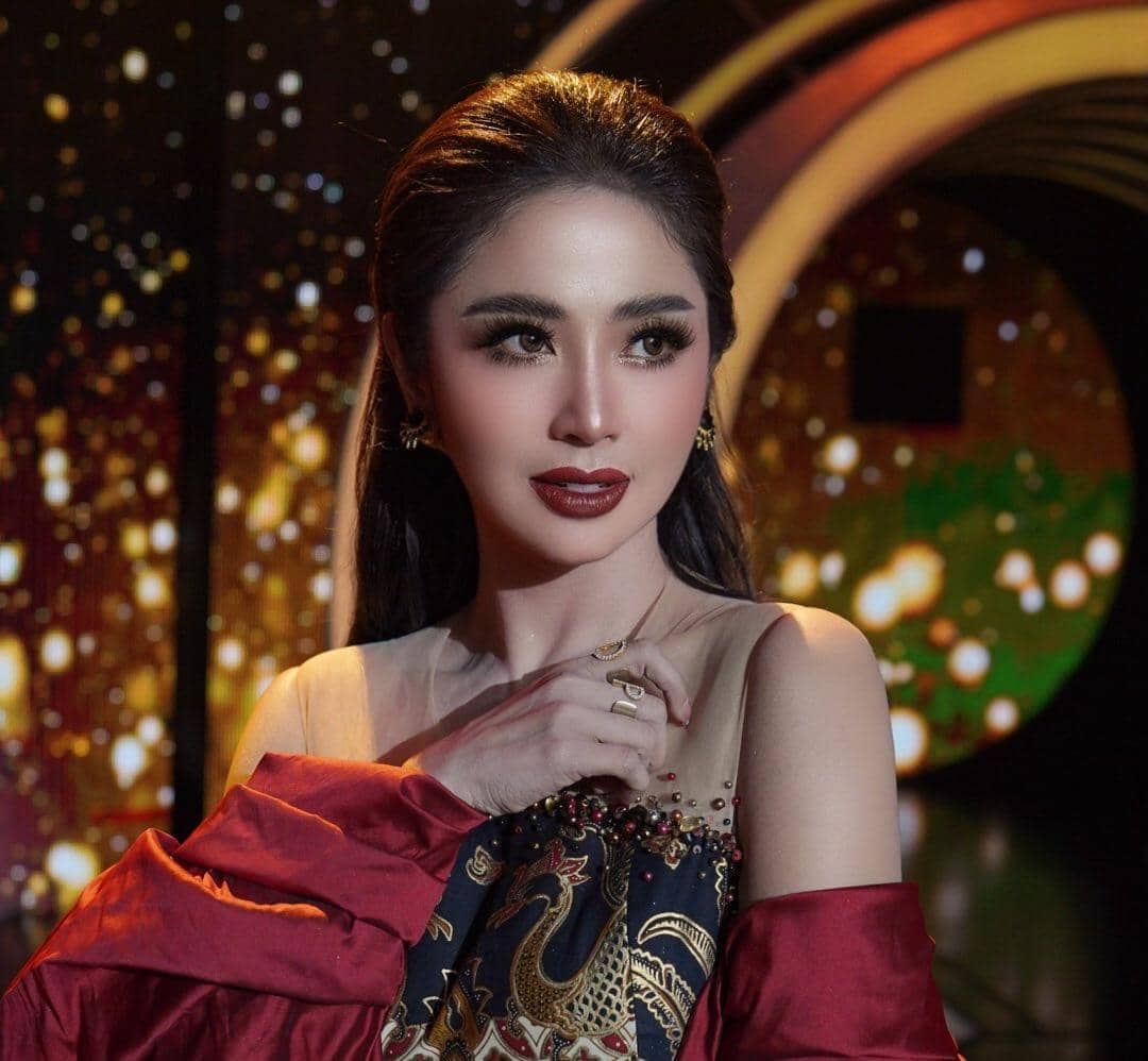 Inspirasi gaya rambut ala Dewi Perssik