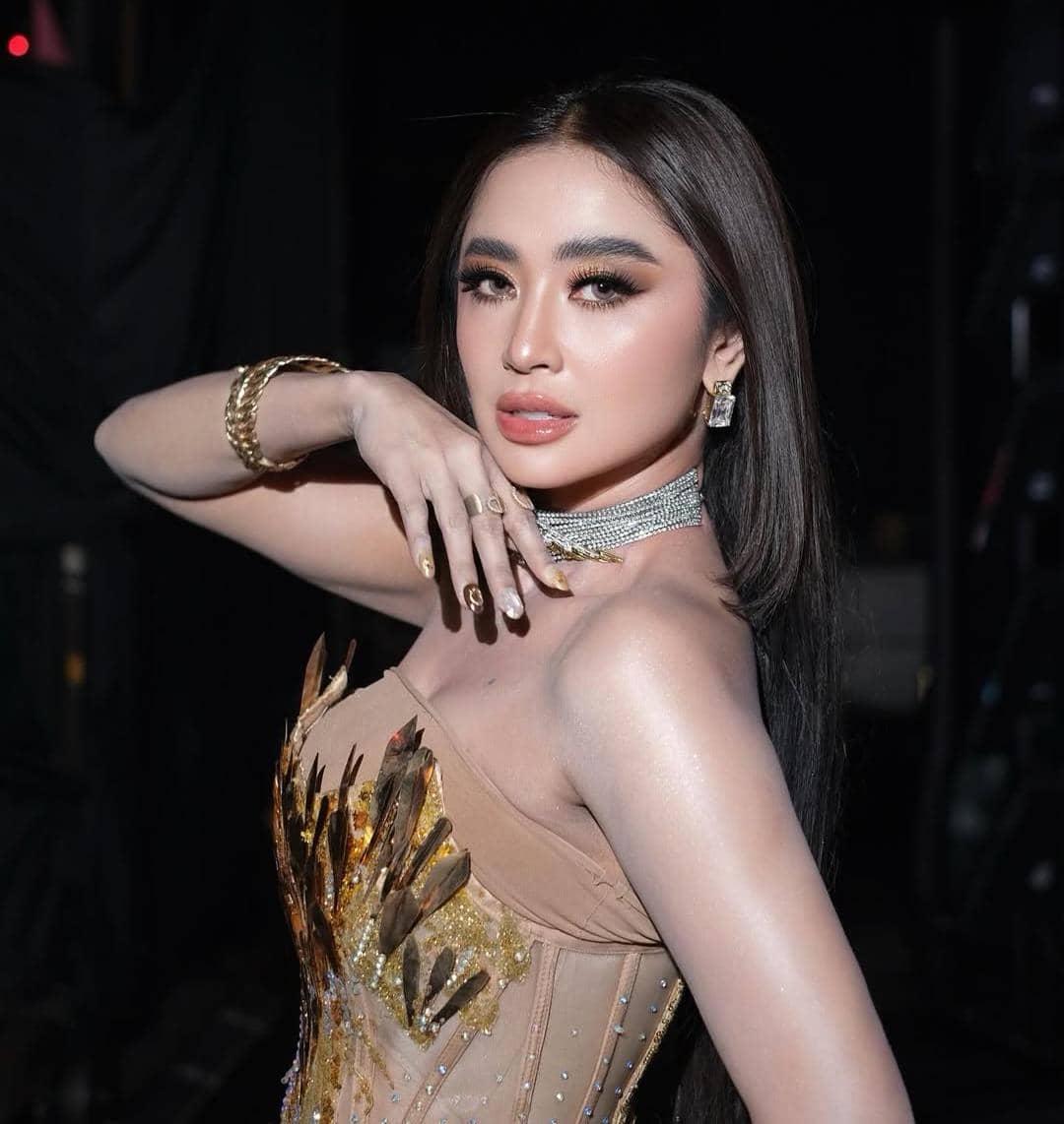 Inspirasi gaya rambut ala Dewi Perssik 