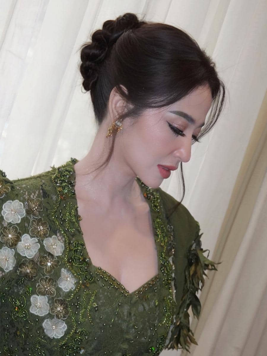 Inspirasi gaya rambut ala Dewi Perssik