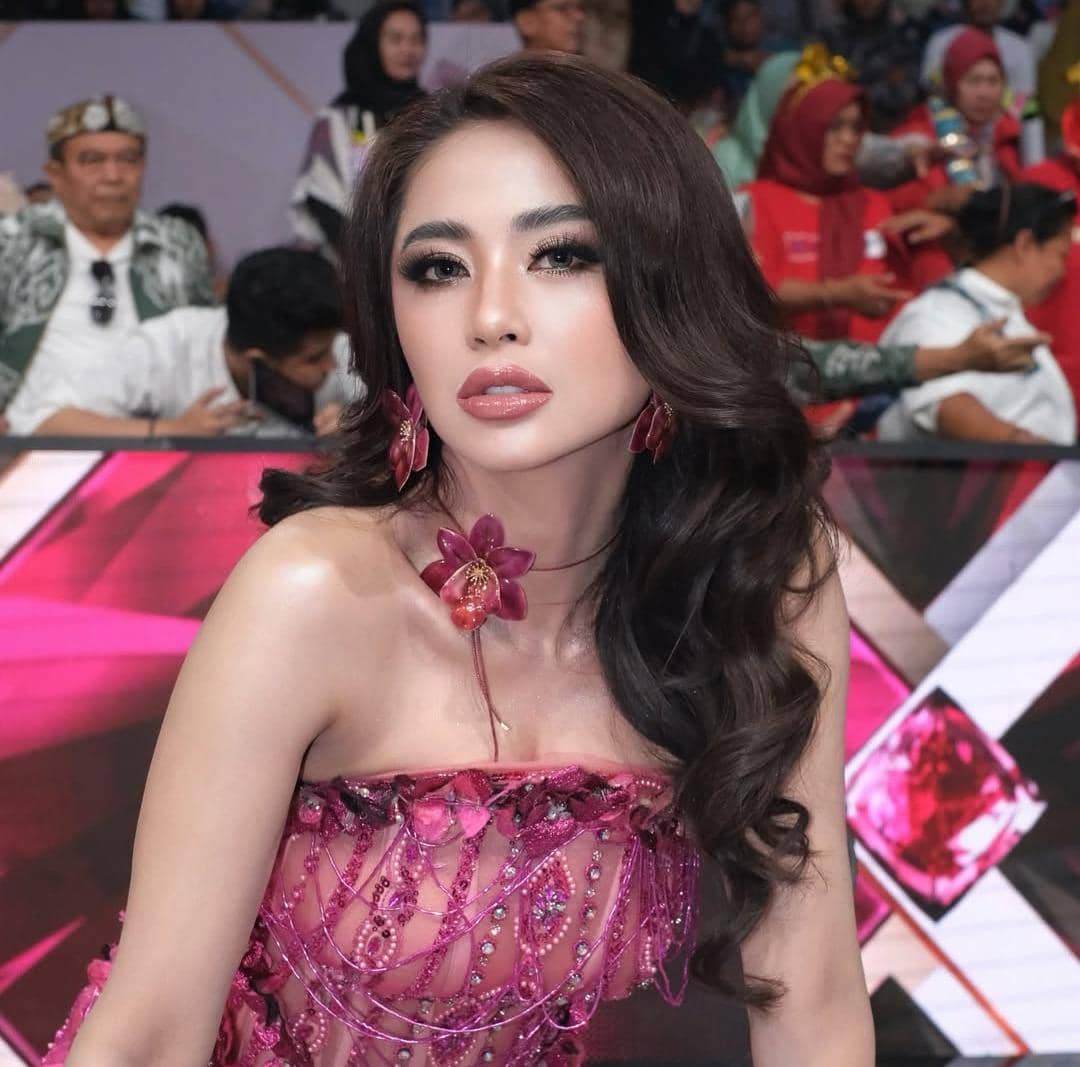 Inspirasi gaya rambut ala Dewi Perssik