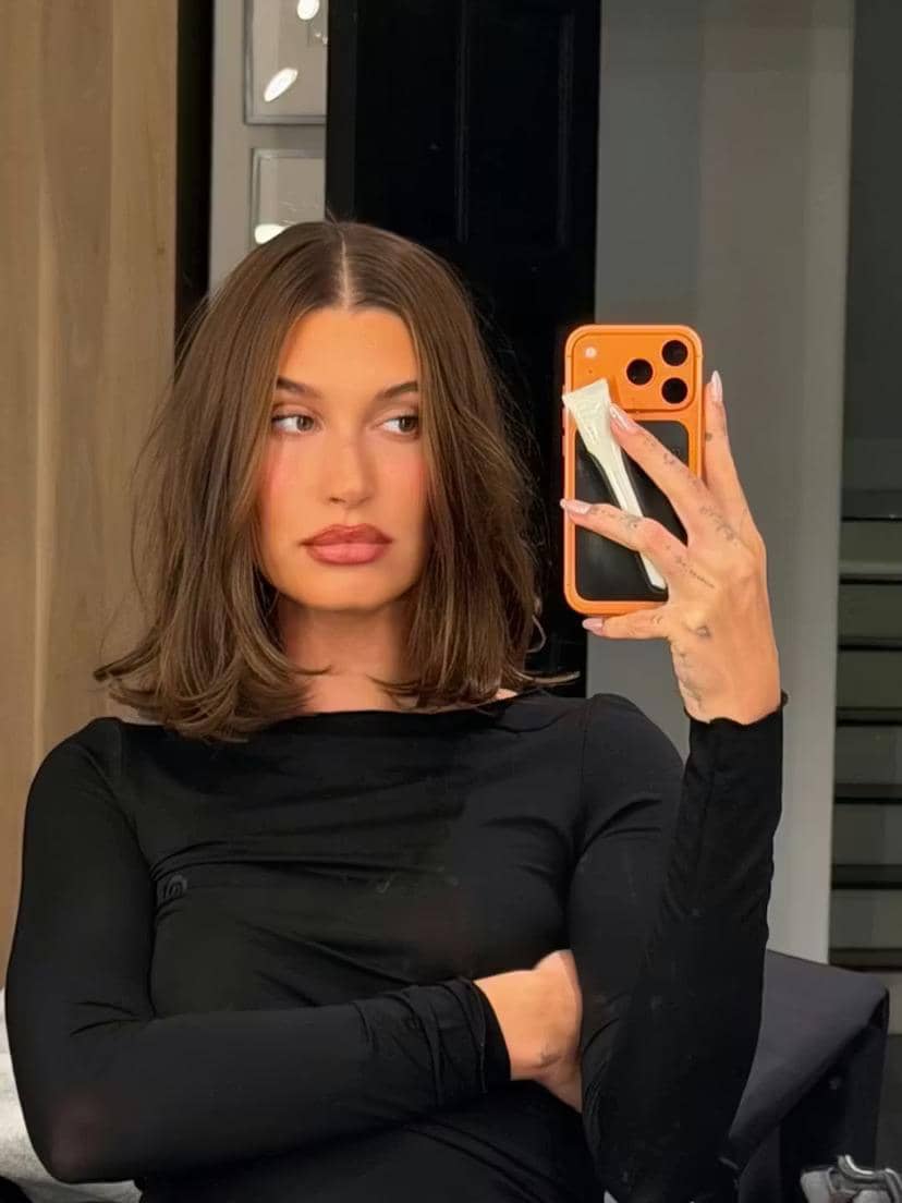  Potret gaya rambut Hailey Bieber
