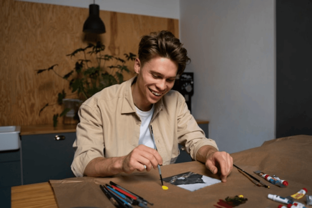 ilustrasi pria membuat kado Natal DIY