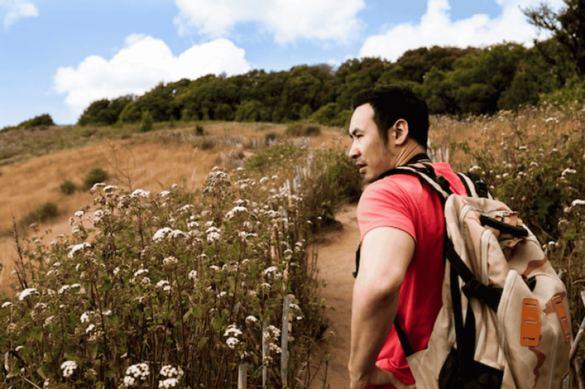 ilustrasi pria melakukan trip dadakan