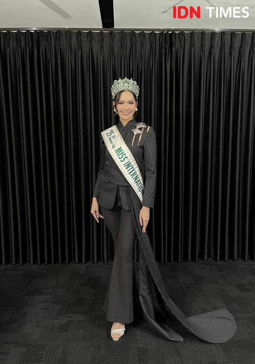 OOTD Puteri Indonesia 2025 di Media Visit IDN Times