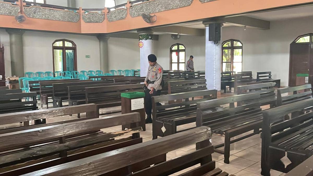 Polda NTB menerjunkan Tim Jibom Detasemen Gegana Satuan Brimob.