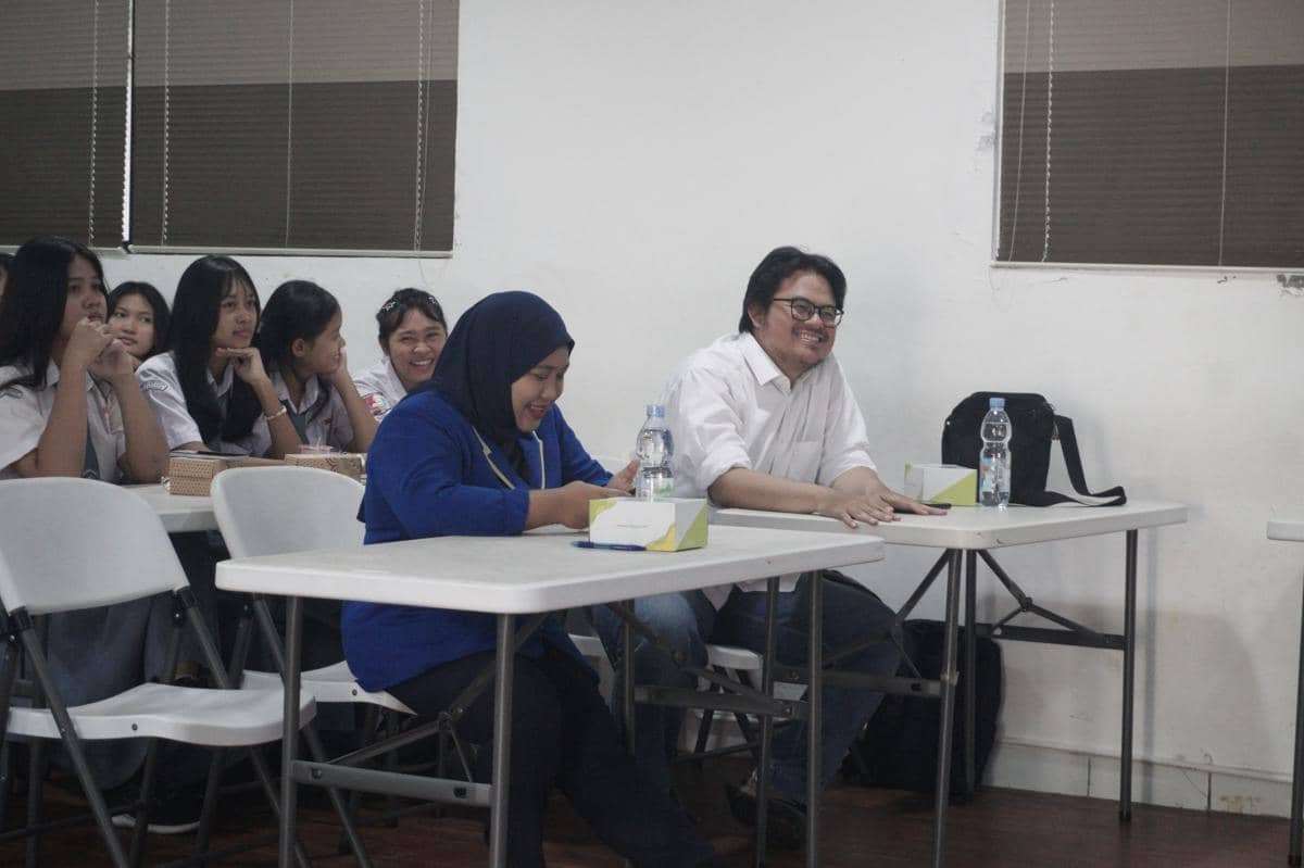 Mahasiswa Program Studi Ilmu Komunikasi (Ilkom) Universitas Dian Nuswantoro (Udinus) yang tergabung dalam AI-Llusion untuk mengadakan seminar literasi digital di SMA Masehi 1 PSAK Semarang. (Dok Ilkom Udinus).jpg