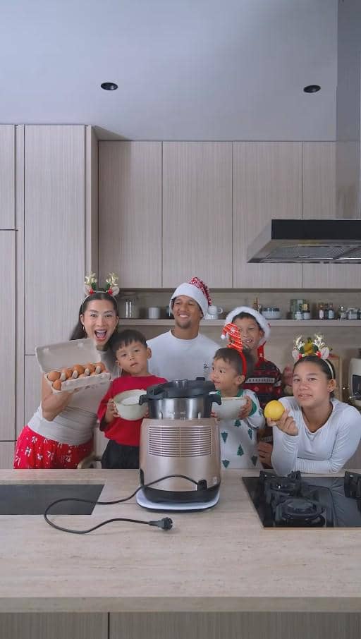 Jennifer Bachdim Bikin Kue Natal (instagram.com/jenniferbachdim)