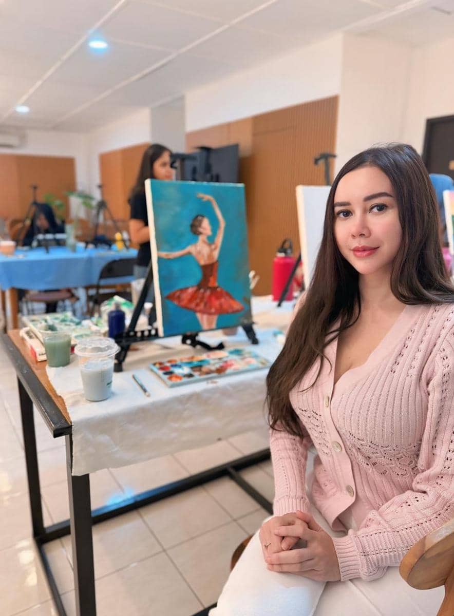 V-neck top ala Aura Kasih