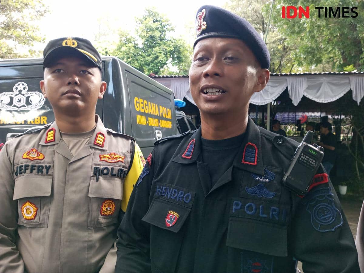 ‎Kasubden Jibom Gegana Satuan Brimob Polda DIY, AKP Hendro. 