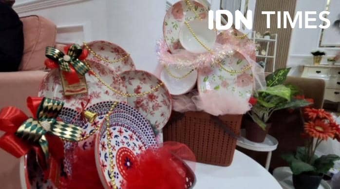 Hampers keramik diburu saat momen natal