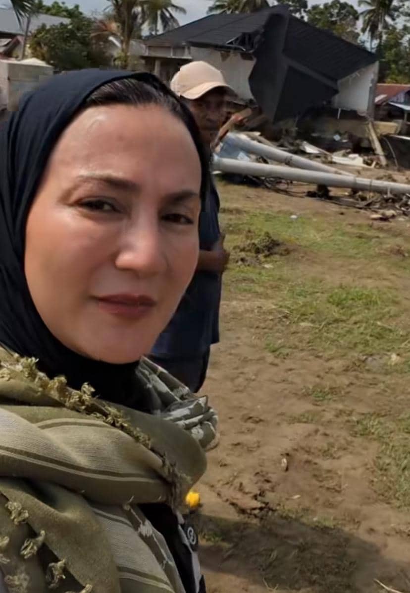 potret Wanda Hamidah salurkan bantuan ke Aceh