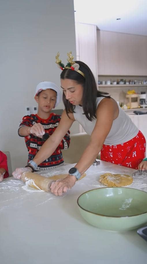 Jennifer Bachdim Bikin Kue Natal (instagram.com/jenniferbachdim)
