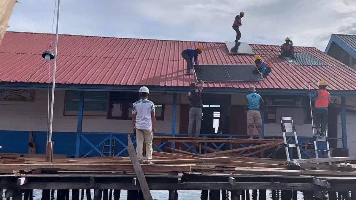 Petugas PLN tengah memasang panel surya di SMP Negeri Satap 2, Pulau Tapi, Kabupaten Muna, Sulawesi Tenggara. (Dok. IDN Times/PLN Sulselrabar)