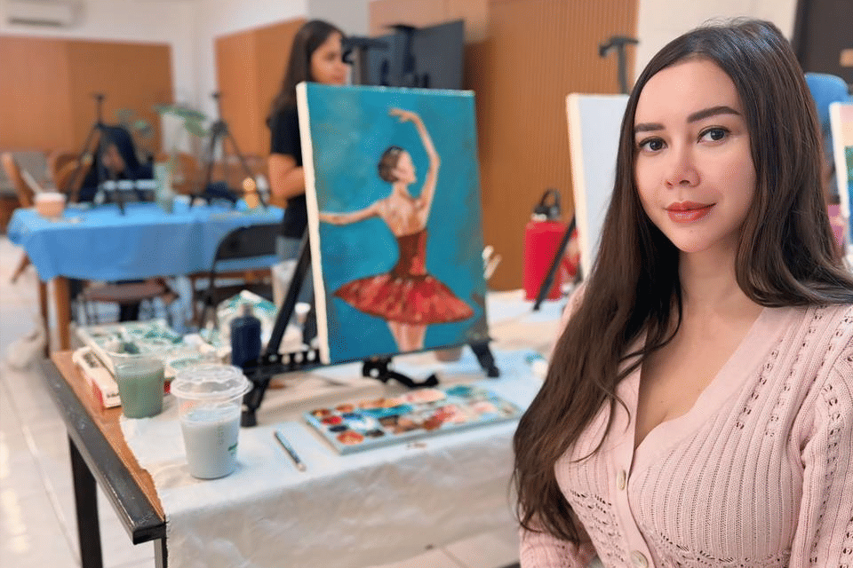 potret Aura Kasih sedang melukis