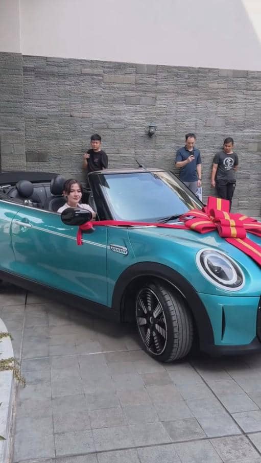 Bella Bonita Dapat Kado Ulang Tahun ke-27 Mobil Mewah (tiktok.com/mamacundamani)