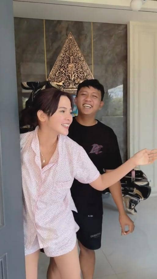 Bella Bonita Dapat Kado Ulang Tahun ke-27 Mobil Mewah (tiktok.com/mamacundamani)