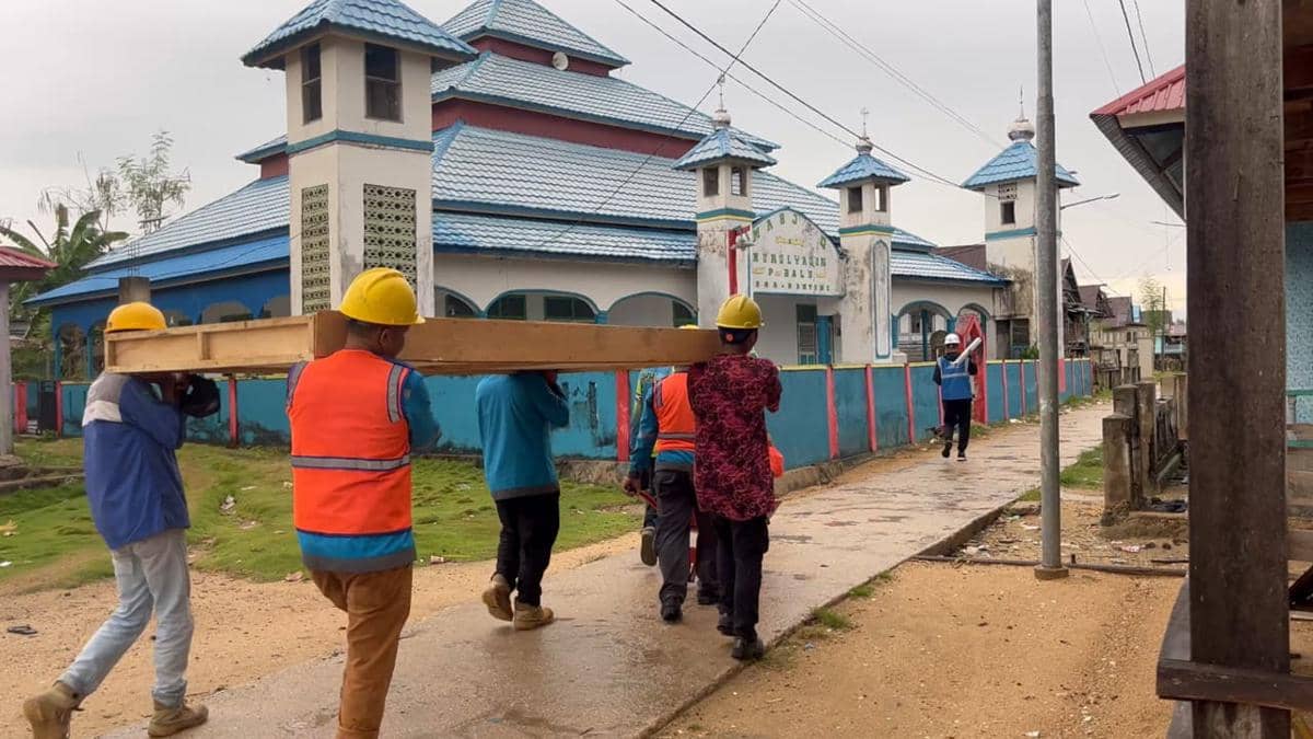 Petugas PLN tengah menggotong material SuperSUN untuk menerangi Balai Aisiyah di Pulau Balu, Desa Santiri, Kabupaten Muna Barat. (Dok. IDN Times/PLN Sulselrabar)