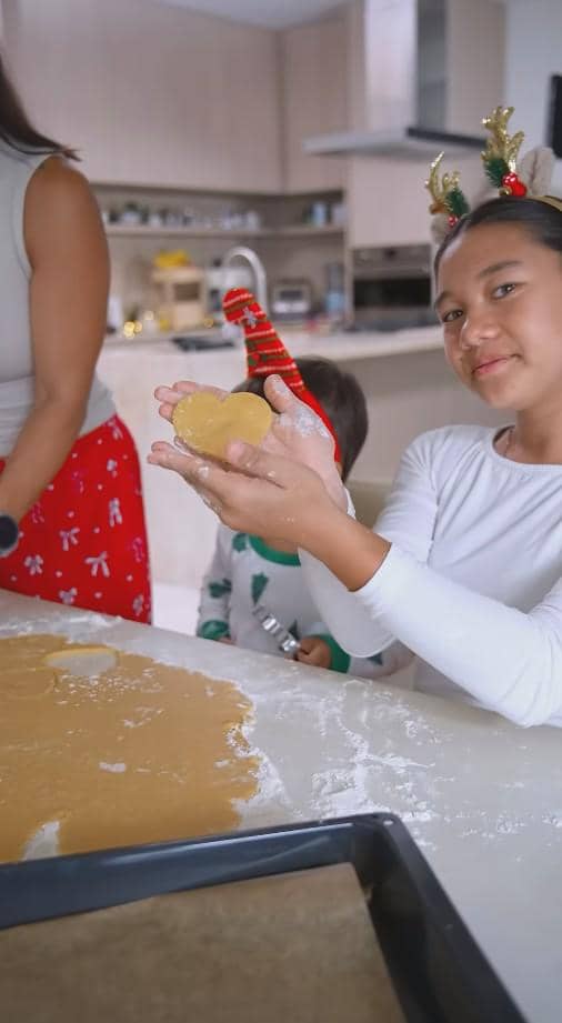 Jennifer Bachdim Bikin Kue Natal (instagram.com/jenniferbachdim)