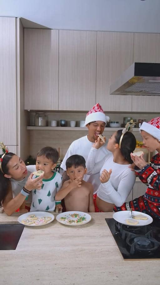 Jennifer Bachdim Bikin Kue Natal (instagram.com/jenniferbachdim)