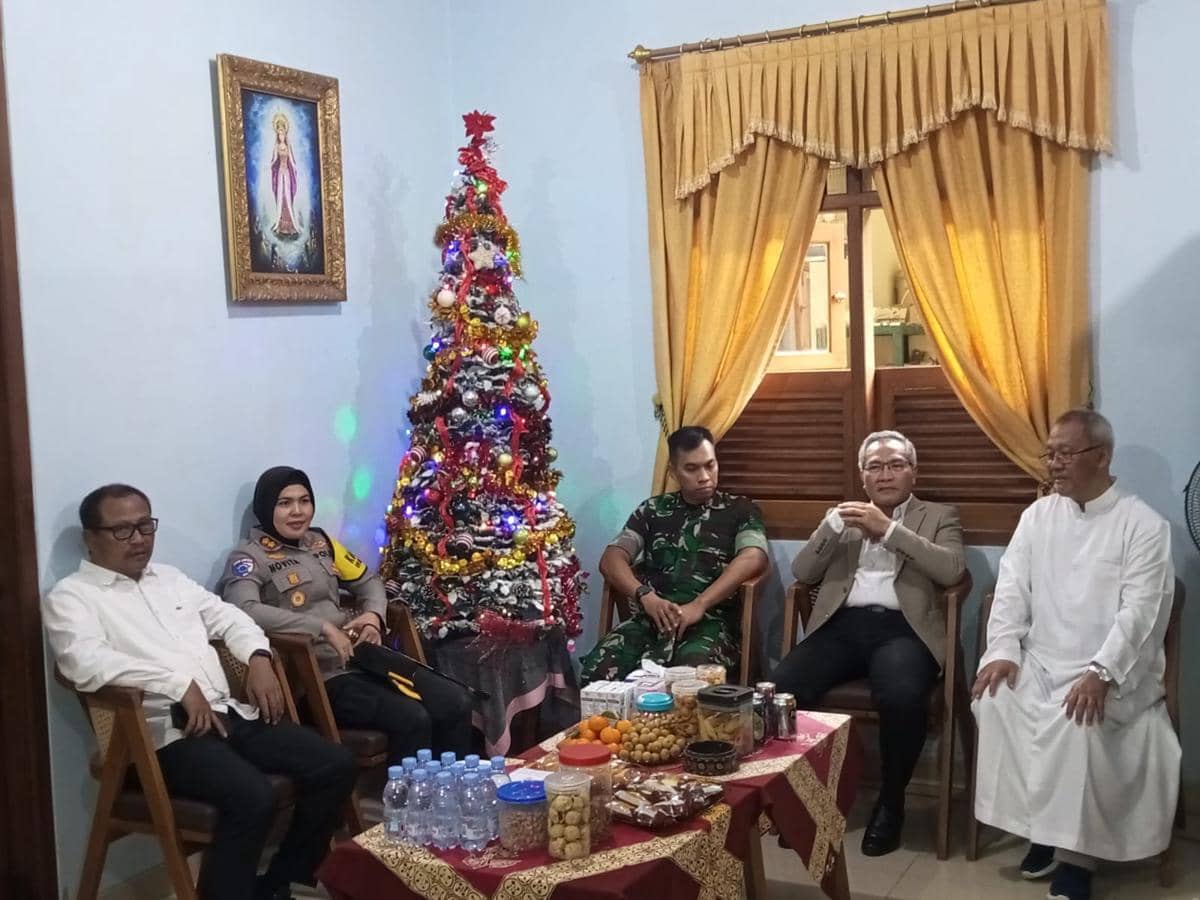 Bupati Bantul, Abdul Halim Muslih saat berdialog dengan Ketua Dewan Paroki Gereja Ganjuran saat ini adalah Romo Yakobus Sudarmadi, Pr.
