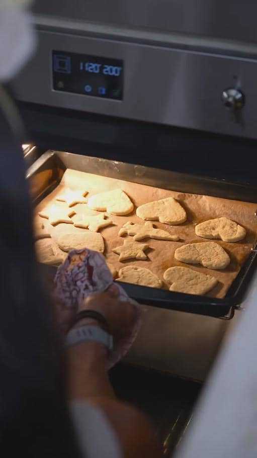 Jennifer Bachdim Bikin Kue Natal (instagram.com/jenniferbachdim)