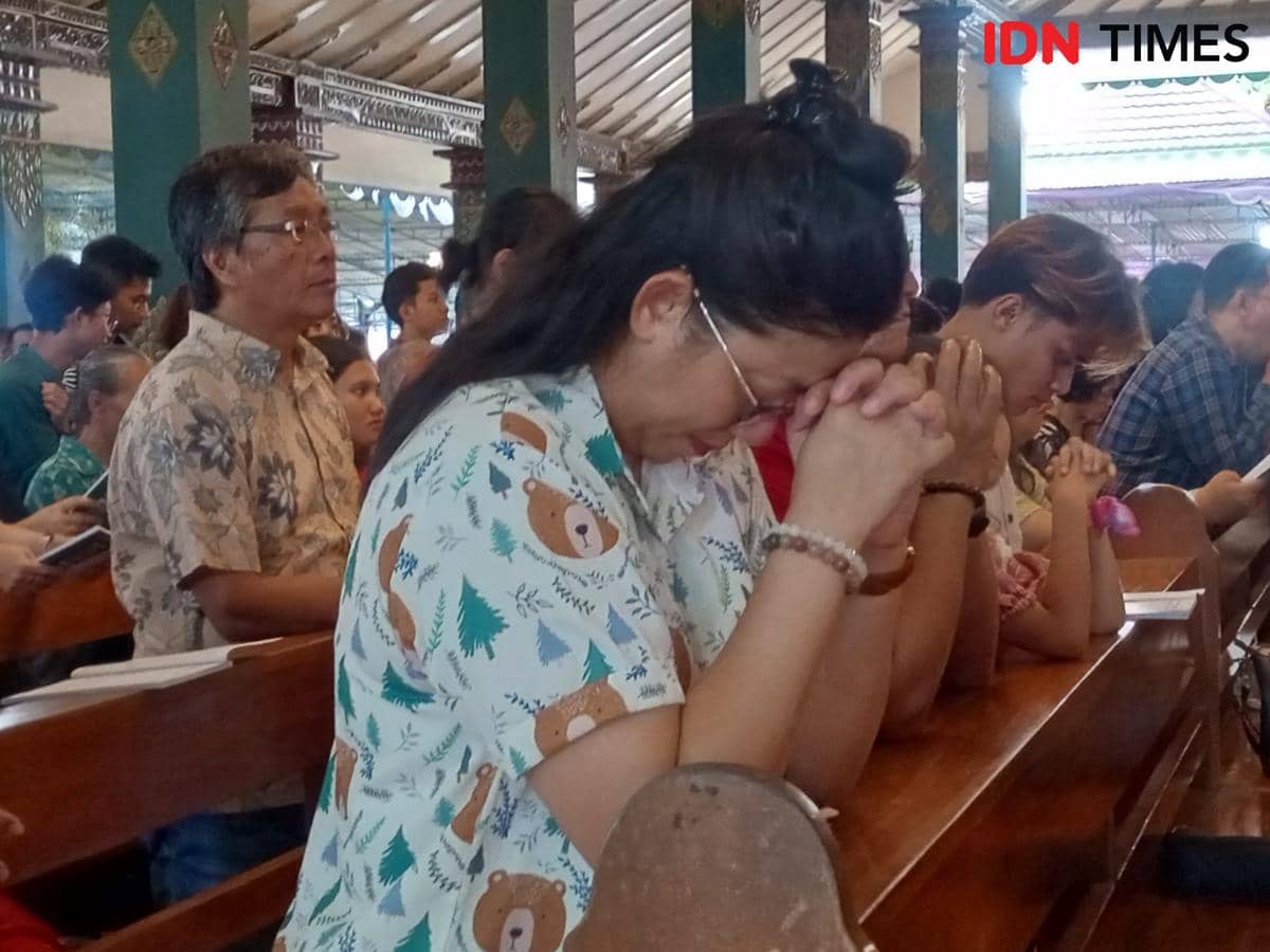 Ilustrasi umat sedang mengikuti misa di Gereja HKTY Ganjuran Bantul. 