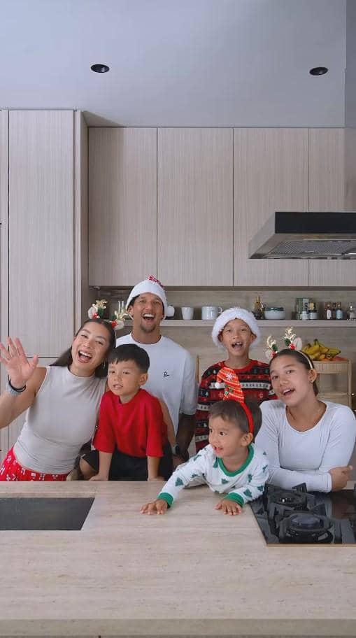 Jennifer Bachdim Bikin Kue Natal (instagram.com/jenniferbachdim)