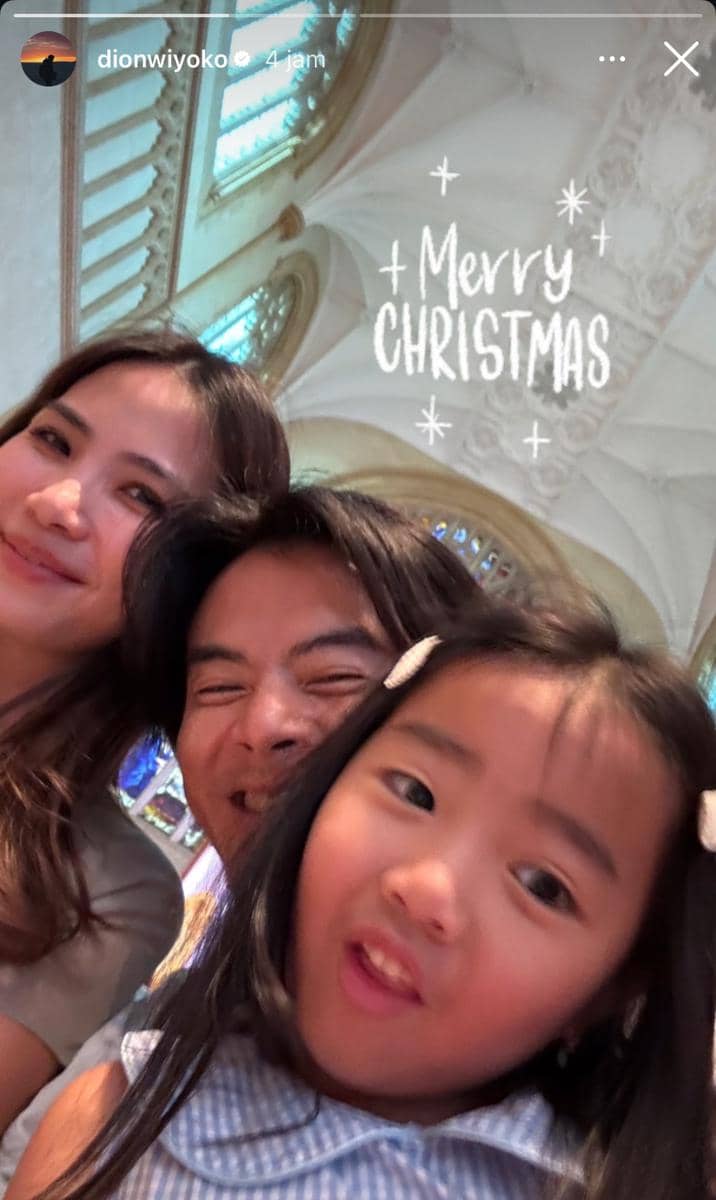 potret artis mengikuti Misa Natal 2025