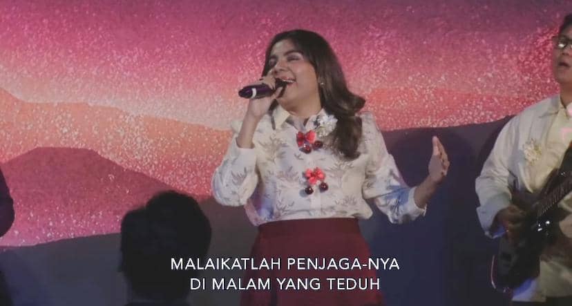 potret artis mengikuti Misa Natal 2025