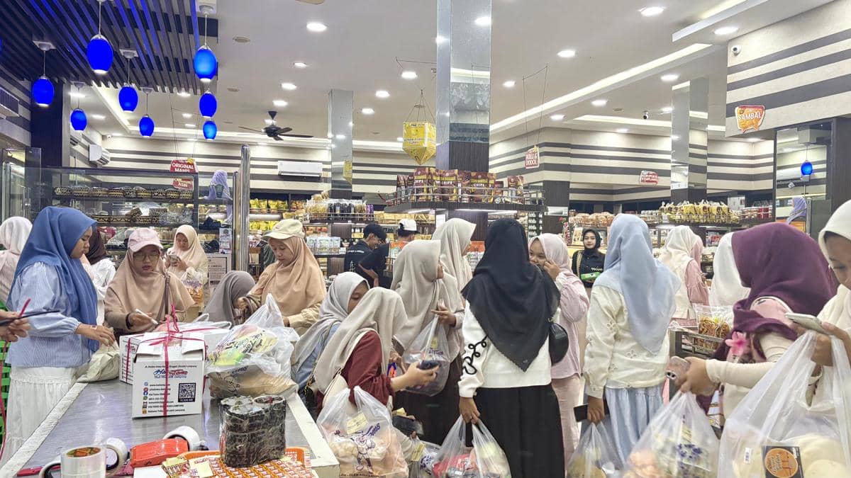 Situasi toko Hai Toms tampak ramai dipadati pembeli