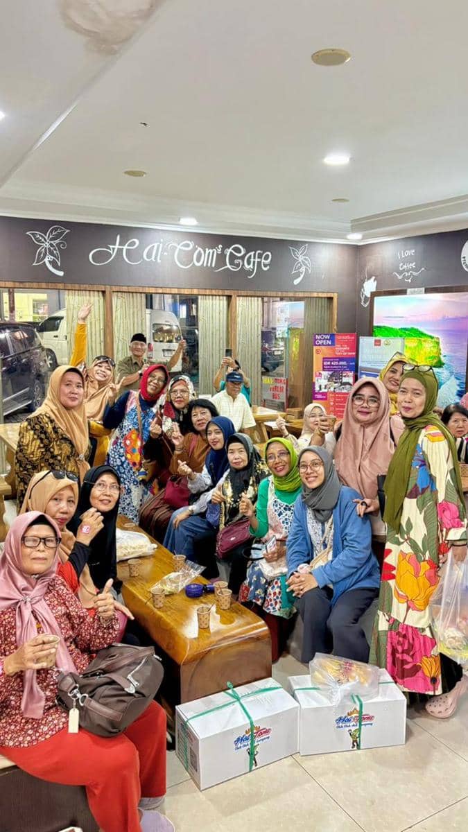 Pengunjung bisa mendapatkan minuman kopi dan teh secara gratis dengan berfoto di area kafe