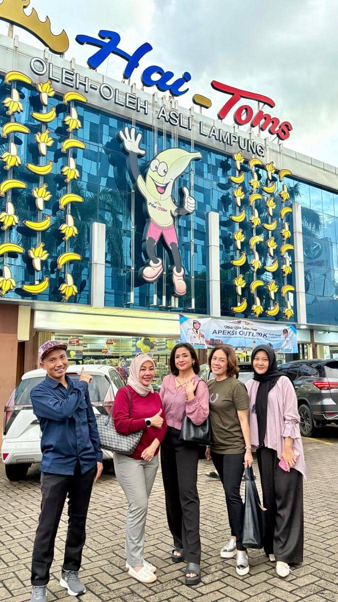 Ketua Dewan Pengurus Daerah (DPD) ASITA Sumatera Selatan (Sumsel), Feby Yoland Effendi, turut mengunjungi Hai Toms dan berfoto di depan toko