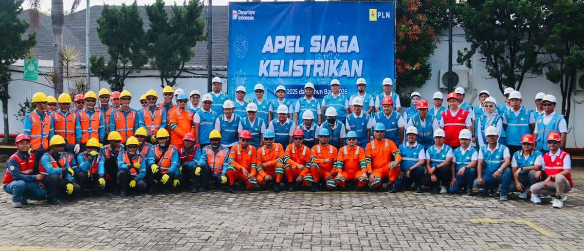 Foto bersama General Manager PLN UID Lampung, Rizky Mochamad, bersama jajaran manajemen dan personel siaga usai Apel Siaga Natal 2025 dan Tahun Baru 2026, siap mengamankan pasokan listrik demi kenyamanan masyarakat Lampung